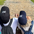 Due clienti indossano il TravelCap, uno Navy e uno Nero, foto reale