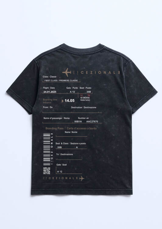 Esempio TravelBox con TravelTee Nera acidwash, mockup grafico
