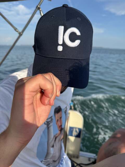 TravelCap Navy, vista fronte con il logo !C ricamato, foto reale