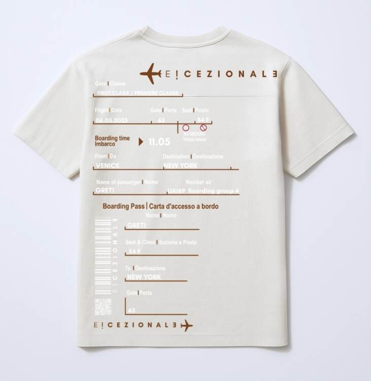 TravelTee Beige, vista retro con la stampa del boarding pass, render digitale