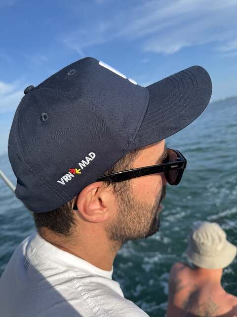 TravelCap Navy, dettaglio del fianco con la rotta ricamata, foto reale