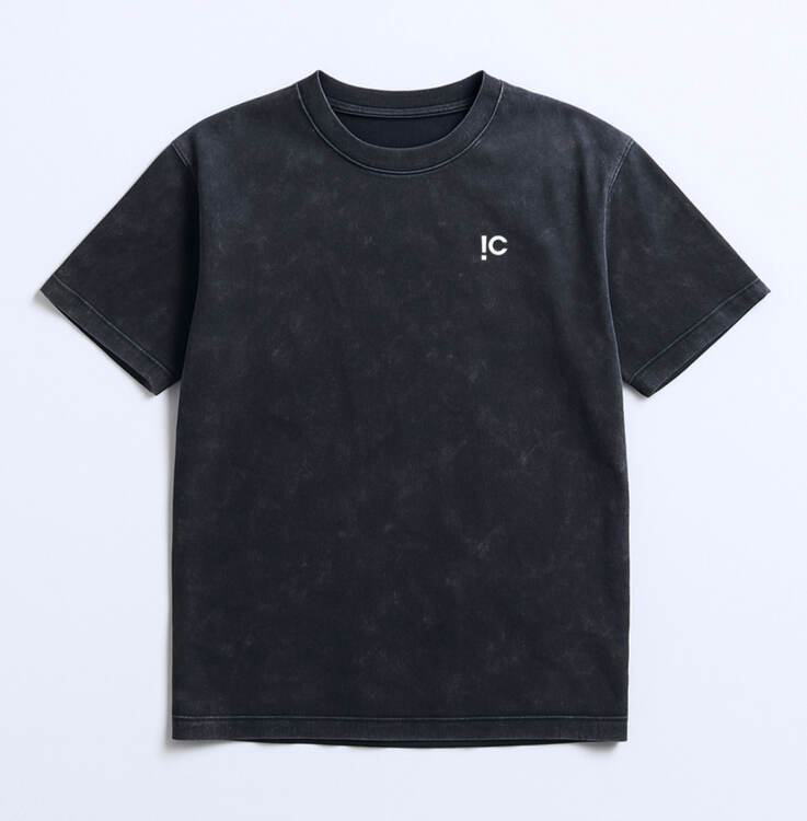 TravelTee Nera acidwash del TravelBox, vista retro con la stampa del boarding pass, render digitale