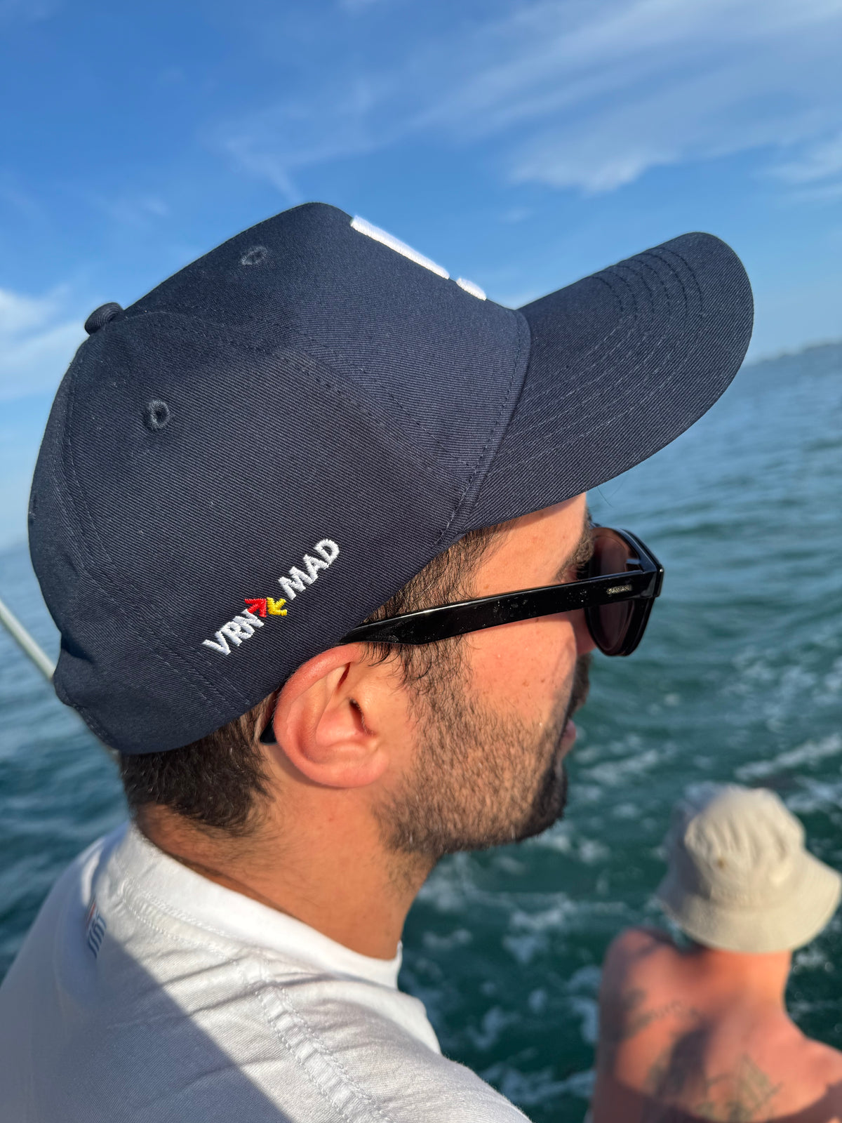 TravelCap Navy dall'alto, dettaglio della pianta del cappellino, foto reale