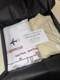 TravelBox aperto con le due TravelTee personalizzate e la card di benvenuto E!CEZIONALE