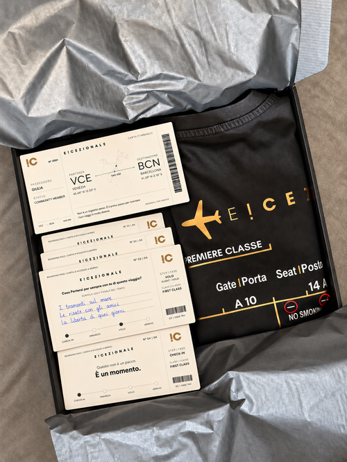 Confezione regalo E!CEZIONALE aperta: TravelTee nera personalizzata, Travel Pass e 4 Experience Card