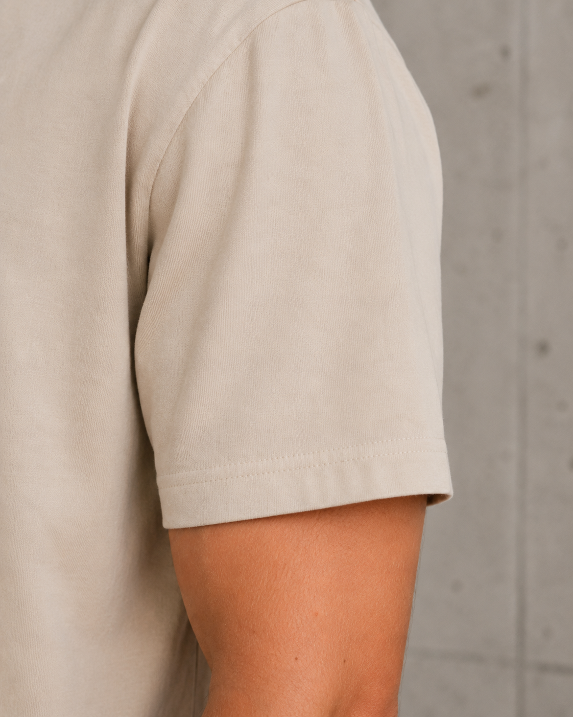 Dettaglio della manica della TravelTee Beige, mockup grafico