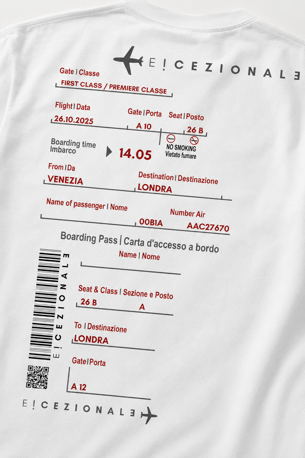 Dettaglio ravvicinato della stampa boarding pass sul retro della TravelTee Bianca, mockup grafico