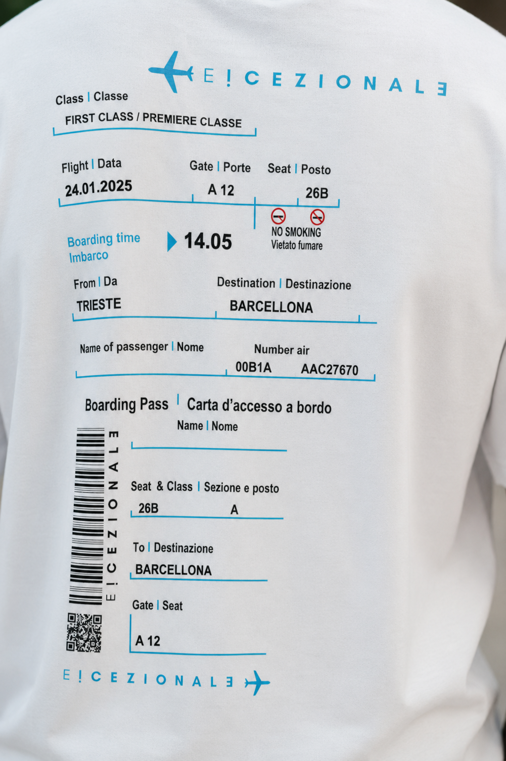 Dettaglio ravvicinato della stampa boarding pass sulla TravelTee Bianca oversize, mockup grafico