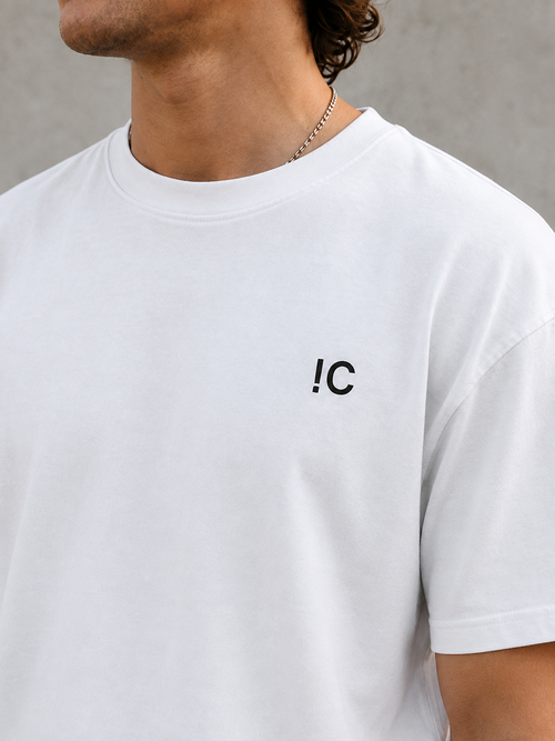 TravelTee Bianca regular, vista fronte, mockup grafico