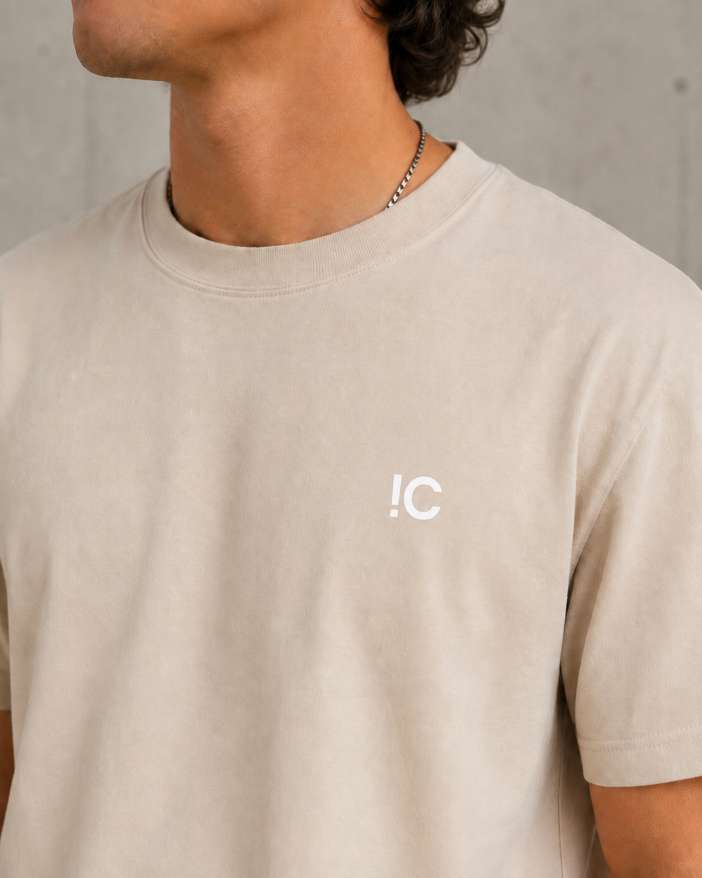 Dettaglio del logo !C sul fronte di una TravelTee Beige del TravelBox, mockup grafico