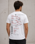 TravelTee Bianca regular, vista retro con la stampa del boarding pass personalizzato, mockup grafico