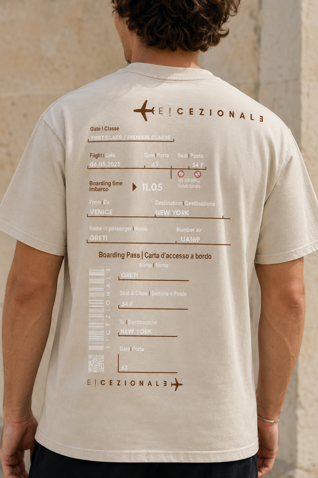 TravelTee Beige regular, vista retro con la stampa del boarding pass personalizzato, mockup grafico
