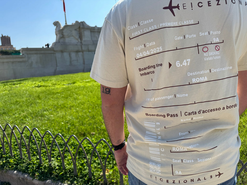 Cliente indossa la TravelTee Beige a Roma, foto reale