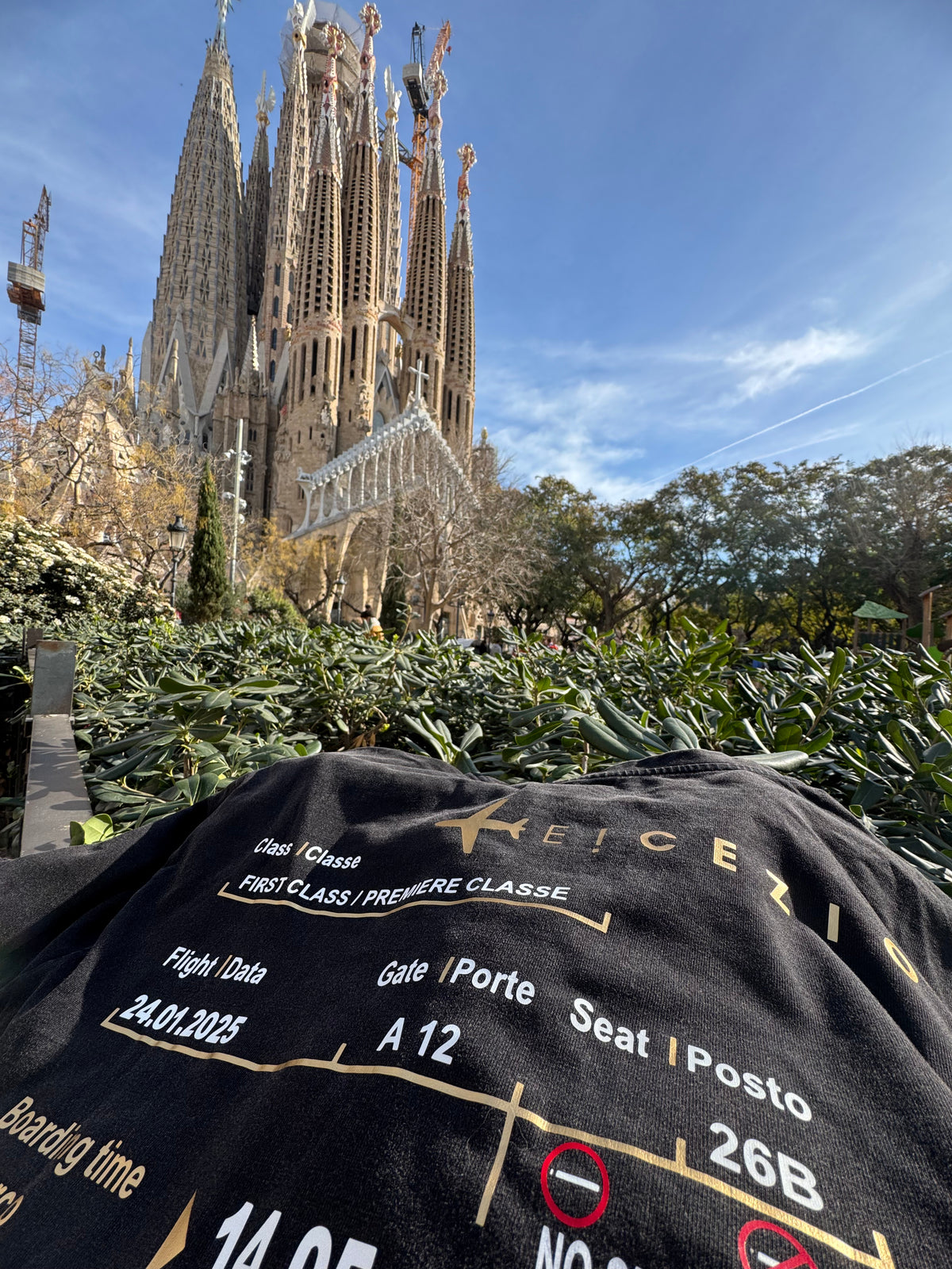 Cliente indossa la TravelTee Nera acidwash alla Sagrada Familia di Barcellona, foto reale