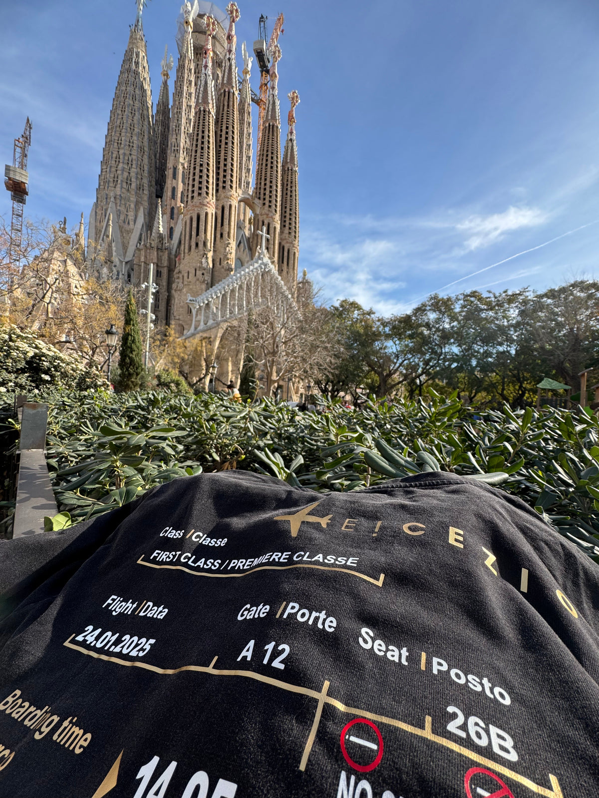 Cliente indossa una TravelTee del TravelBox alla Sagrada Familia di Barcellona, foto reale