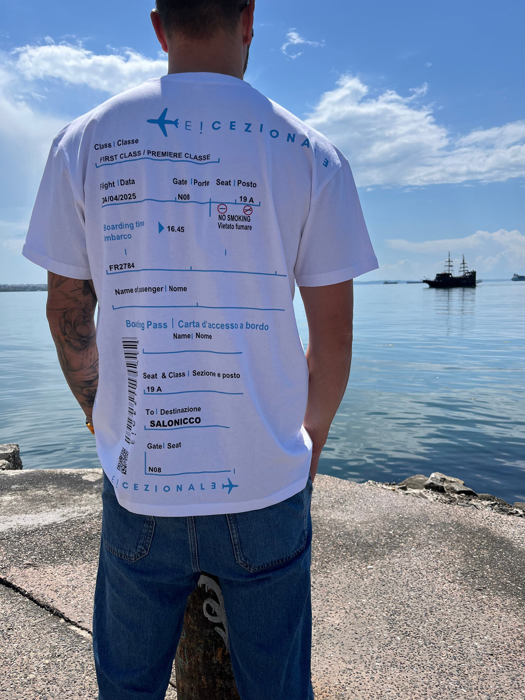 Cliente indossa la TravelTee Bianca oversize a Salonicco, foto reale