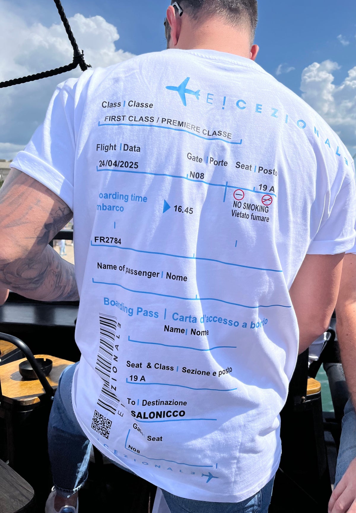 Cliente indossa una TravelTee del TravelBox a Salonicco, foto reale
