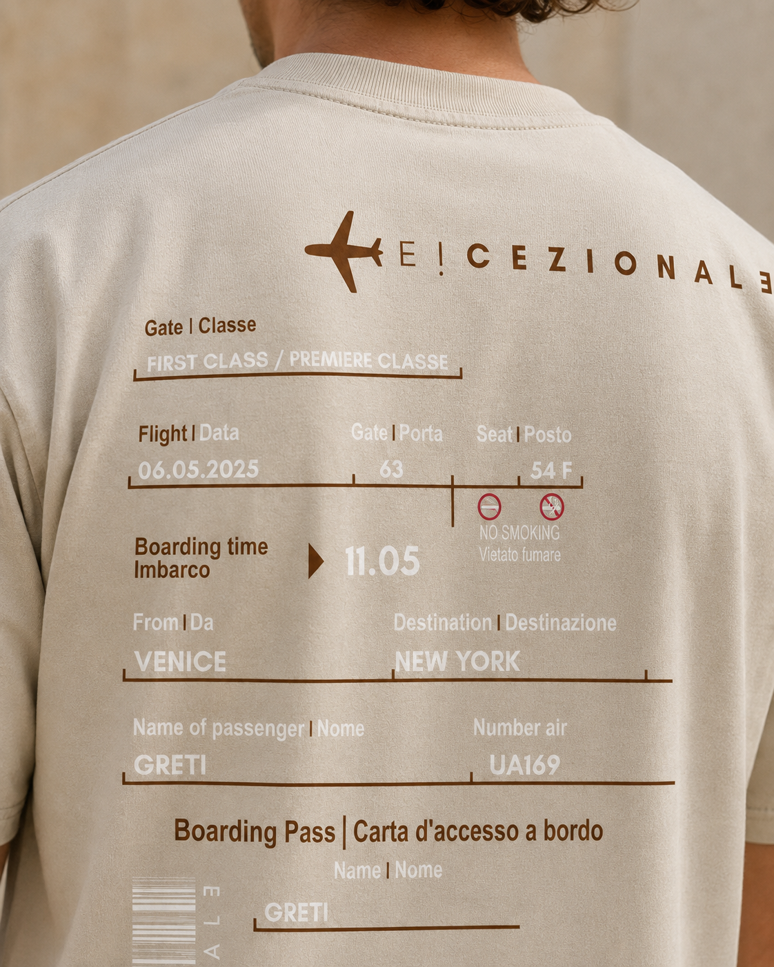 Dettaglio ravvicinato della stampa boarding pass sul retro della TravelTee Beige, mockup grafico