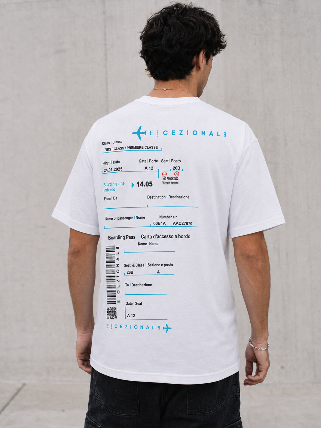TravelTee Bianca oversize, vista retro con la stampa del boarding pass personalizzato, mockup grafico