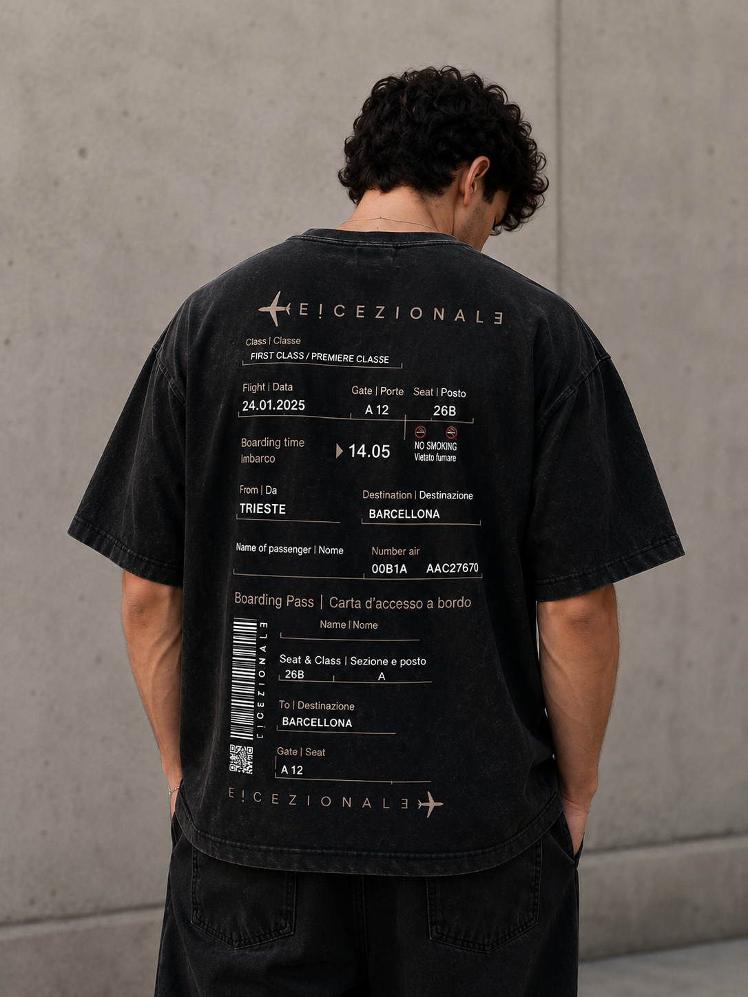 TravelTee Nera acidwash oversize, vista retro con la stampa del boarding pass personalizzato, mockup grafico